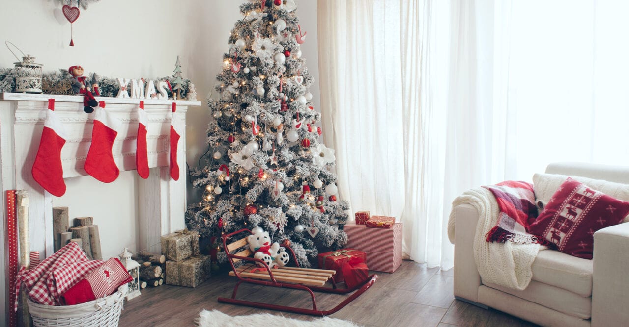 Take Cleaning Off Your Holiday To-do List – Blog Featured Image clean living room decorated for Christmas